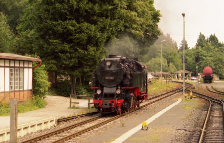 Die Schmalspurbahn fährt oft mit einer Dampflock